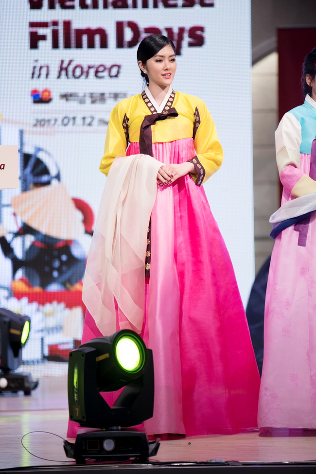 Lần đầu mặc Hanbok, Hoa hậu Huỳnh Ti&ecirc;n xinh đẹp đọ sắc c&ugrave;ng Miss Korea 2016 - Ảnh 9.