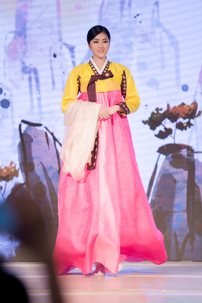 Lần đầu mặc Hanbok, Hoa hậu Huỳnh Tiên xinh đẹp đọ sắc cùng Miss Korea 2016 - Ảnh 11.