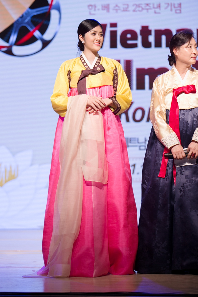 Lần đầu mặc Hanbok, Hoa hậu Huỳnh Tiên xinh đẹp đọ sắc cùng Miss Korea 2016 - Ảnh 5.