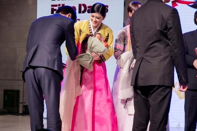 Lần đầu mặc Hanbok, Hoa hậu Huỳnh Ti&ecirc;n xinh đẹp đọ sắc c&ugrave;ng Miss Korea 2016 - Ảnh 4.