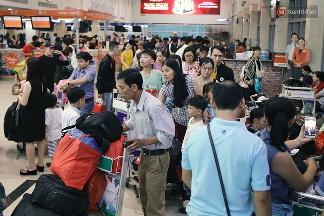 Chùm ảnh: Cận Tết, biển người vật vã hàng tiếng đồng hồ chờ check in ở sân bay Tân Sơn Nhất - Ảnh 14.