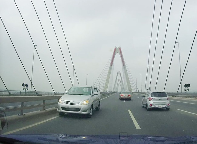 Clip: 5 ô tô nối đuôi nhau chạy ngược chiều trên cầu Nhật Tân, nhiều xe phải đánh lái ra ngoài - Ảnh 5.