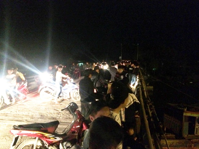 Nghệ An: Huy động h&agrave;ng chục người t&igrave;m kiếm người phụ nữ nhảy cầu trong đ&ecirc;m - Ảnh 1.