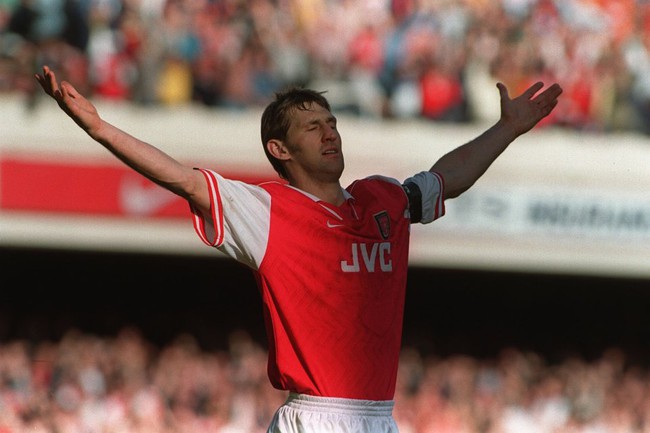 Tony Adams, người thủ lĩnh bất tử của Arsenal - Ảnh 2.