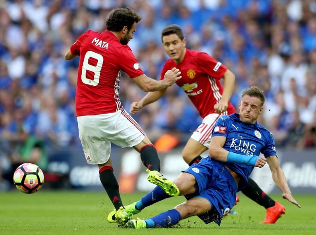 Fan sốc v&igrave; Juan Mata tho&aacute;t thẻ đỏ sau pha v&agrave;o b&oacute;ng nguy hiểm - Ảnh 3.