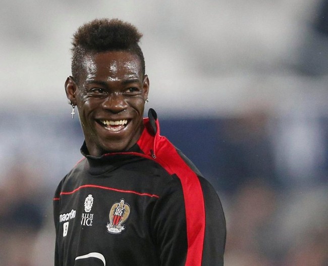 Balotelli không thể rời mắt khỏi nữ MC xinh đẹp - Ảnh 1.