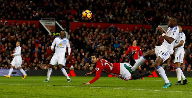 Ibrahimovic truyền thụ tuyệt kỹ sút bọ cạp cho Mkhitaryan - Ảnh 2.