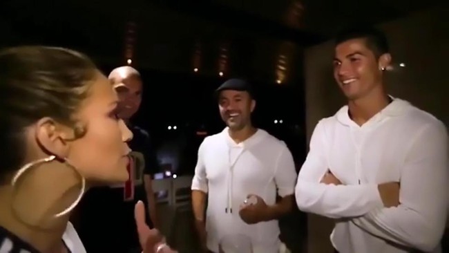 Ronaldo tặng em họ nữ hoàng sexy Jennifer Lopez một cái ôm nồng ấm - Ảnh 4.