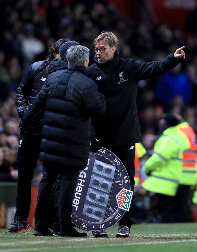 Mourinho và Klopp cãi nhau ỏm tỏi khiến trọng tài phải can ngăn - Ảnh 3.