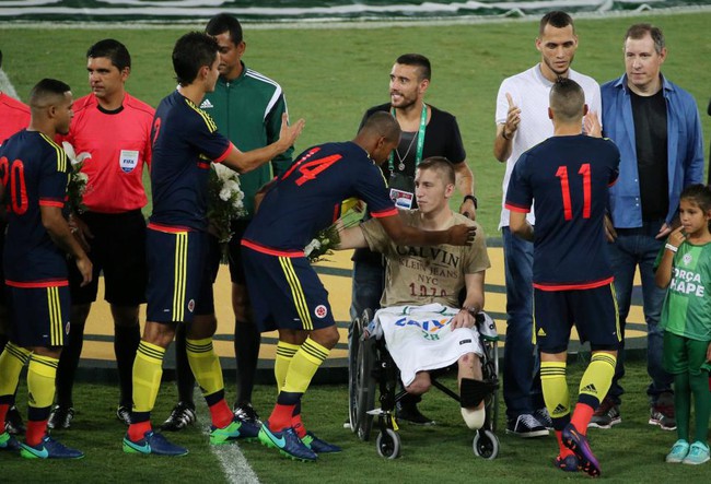 Thủ m&ocirc;n Chapecoense bị cụt ch&acirc;n g&acirc;y x&uacute;c động ở trận giao hữu từ thiện - Ảnh 2.