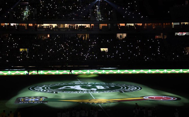Thủ m&ocirc;n Chapecoense bị cụt ch&acirc;n g&acirc;y x&uacute;c động ở trận giao hữu từ thiện - Ảnh 6.
