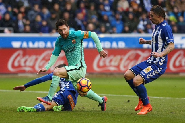 Messi đốn tim fan bằng hành động cao đẹp - Ảnh 2.