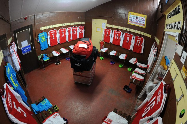 Arsenal xấu mặt v&igrave; xả r&aacute;c trong ph&ograve;ng thay đồ của đội b&oacute;ng l&agrave;ng - Ảnh 1.