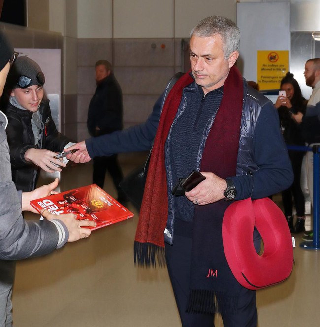 Mourinho hưng phấn, tặng gối cổ cho fan Man Utd - Ảnh 1.