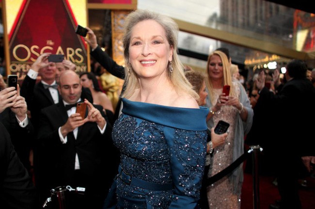 Hết Jennifer Lawrence, đến Meryl Streep suýt ngã nhào trên thảm đỏ Oscar 2017 - Ảnh 2.