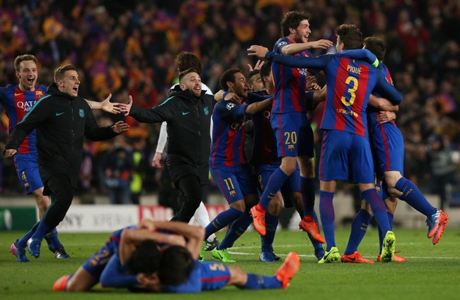 Thế giới bóng đá phát điên vì chiến thắng không tưởng của Barca - Ảnh 1.
