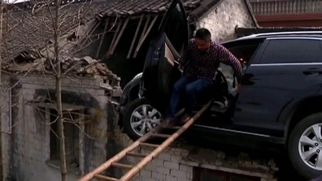 Clip: Xe đi&ecirc;n mất l&aacute;i lao thẳng l&ecirc;n m&aacute;i nh&agrave; - Ảnh 3.