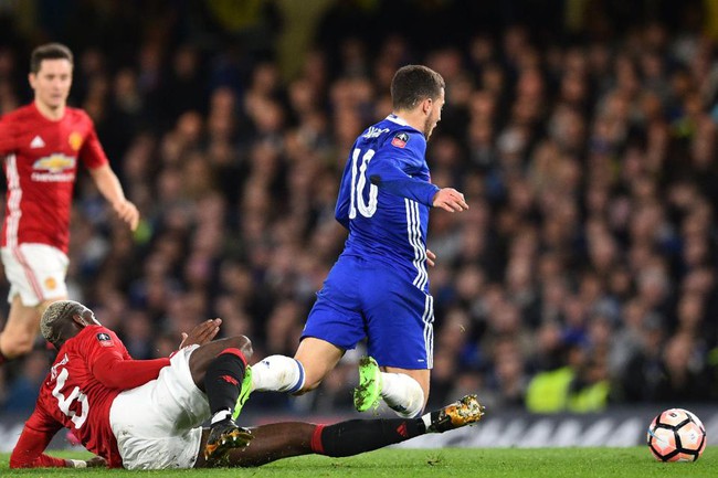 Man Utd bỏ b&oacute;ng đ&aacute; người, phản b&oacute;ng đ&aacute; - Ảnh 1.