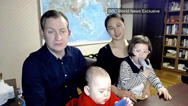 Gia đình trong đoạn video phỏng vấn BBC nổi tiếng thế giới lần đầu lên tiếng về sự cố không thể đáng yêu hơn - Ảnh 3.