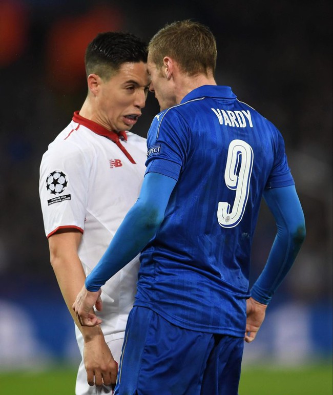 Húc đầu Vardy, Nasri nhận mưa gạch đá - Ảnh 1.