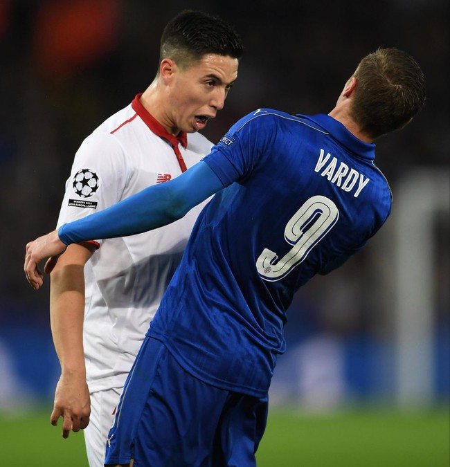 Húc đầu Vardy, Nasri nhận mưa gạch đá - Ảnh 2.