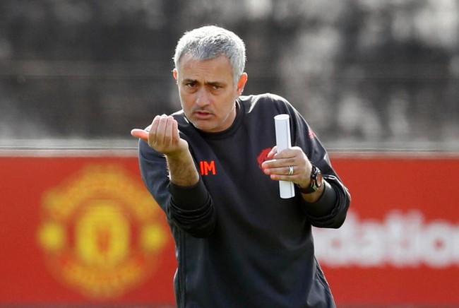 Mourinho xung đột dữ dội với trợ lý thân thiết trên sân tập - Ảnh 2.