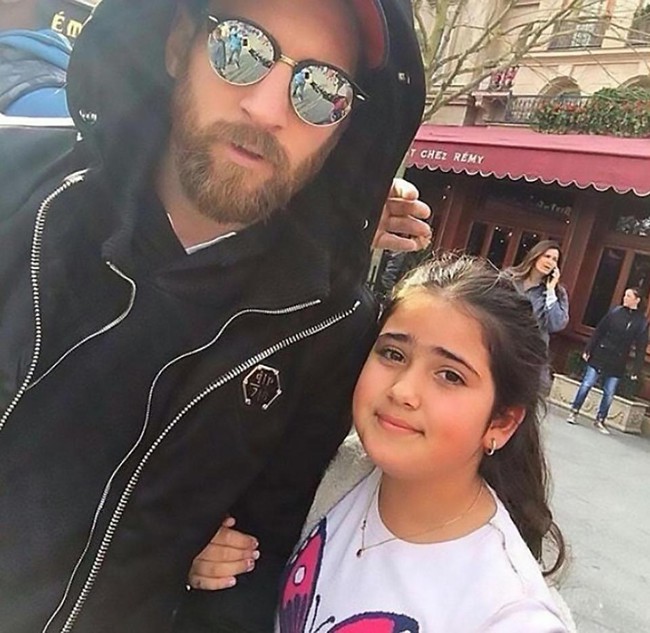 Messi ngụy trang kín mít thăm thú Disneyland - Ảnh 2.