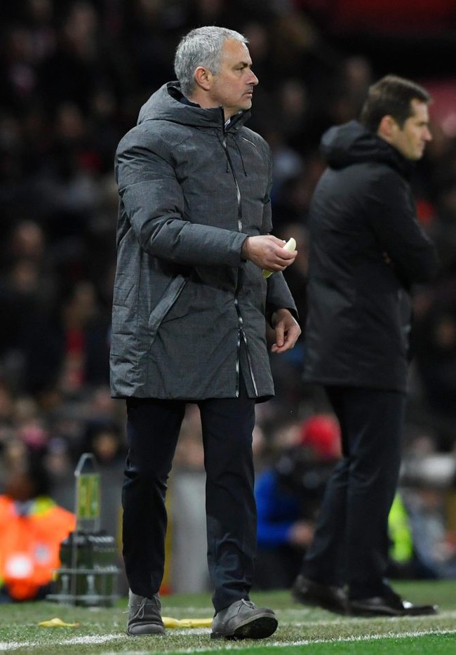 Sao Man Utd bị kiểm tra doping ngay sau khi ăn trái chuối từ tay HLV Mourinho - Ảnh 3.