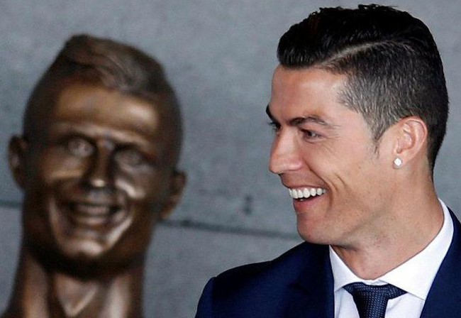 Ronaldo rất thích bức tượng xấu xí tạo cơn lốc chế ảnh trên mạng - Ảnh 1.