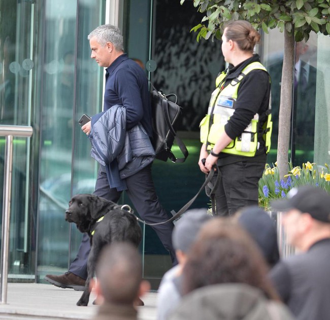 Lo khủng bố, chó nghiệp vụ kiểm tra khách sạn nơi Man Utd đóng quân - Ảnh 2.