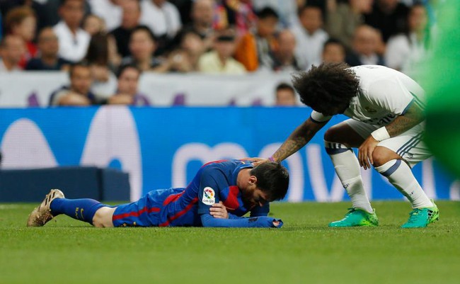Messi nhổ ra chiếc răng bị gãy sau tình huống bị Marcelo thúc cùi chỏ - Ảnh 2.