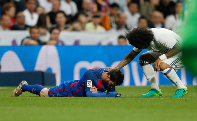 Messi nhổ ra chiếc răng bị g&atilde;y sau t&igrave;nh huống bị Marcelo th&uacute;c c&ugrave;i chỏ - Ảnh 2.