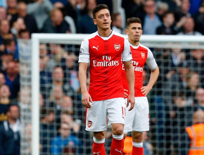 Ozil đạp tung cửa phòng thay đồ vì bị yêu cầu kiểm tra doping - Ảnh 2.