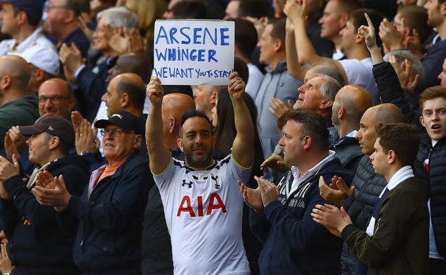 Hài hước cảnh CĐV Tottenham giơ biểu ngữ ủng hộ Wenger - Ảnh 3.