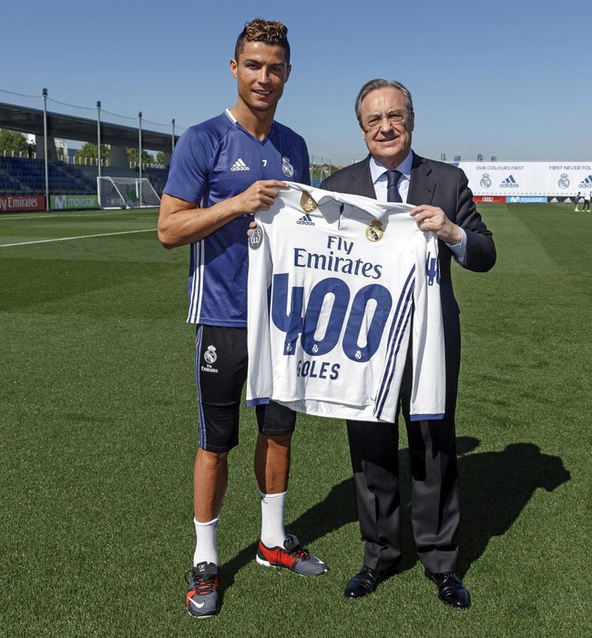Ronaldo nhận quà đặc biệt từ ông chủ nhà trắng - Ảnh 2.