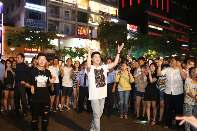 Noo Phước Thịnh cùng rapper Basick làm náo loạn phố đi bộ về đêm - Ảnh 7.