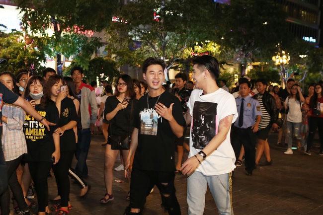 Noo Phước Thịnh cùng rapper Basick làm náo loạn phố đi bộ về đêm - Ảnh 5.