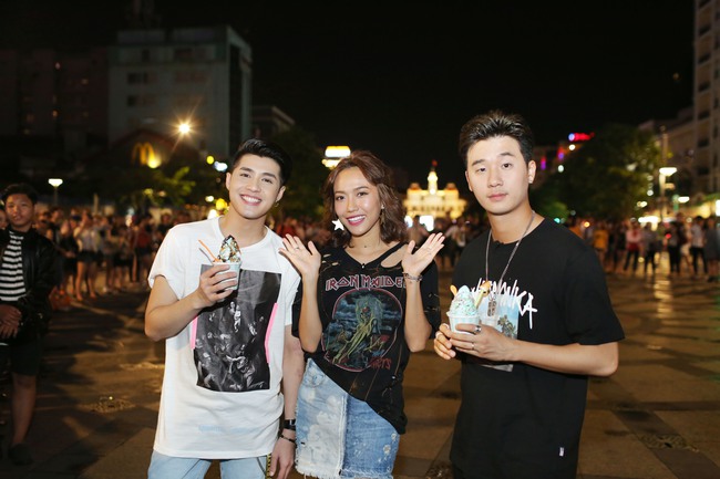 Noo Phước Thịnh cùng rapper Basick làm náo loạn phố đi bộ về đêm - Ảnh 4.