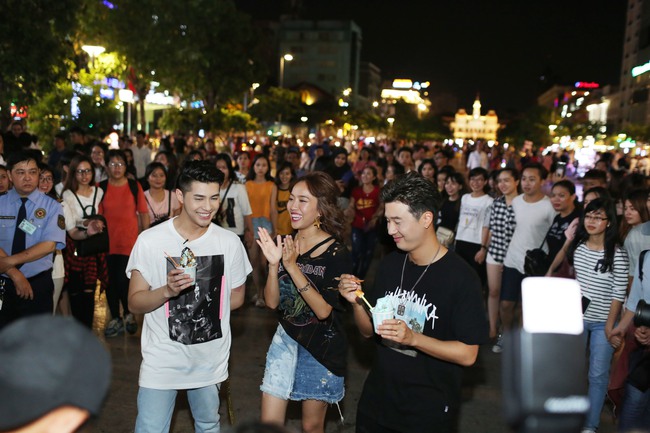 Noo Phước Thịnh cùng rapper Basick làm náo loạn phố đi bộ về đêm - Ảnh 3.