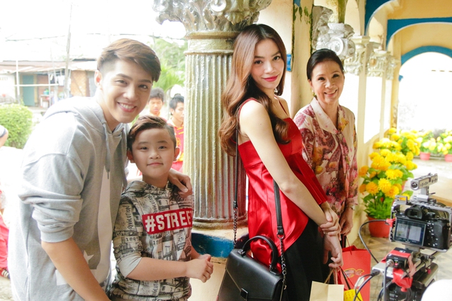 Hồ Ngọc H&agrave;, Noo Phước Thịnh c&ugrave;ng rủ học tr&ograve; đ&oacute;ng MV Tết - Ảnh 11.