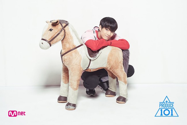 Fan NUEST x&oacute;t xa khi mẹ thần tượng phải ra đường ph&aacute;t tờ rơi quảng b&aacute; cho con trai tại Produce 101 - Ảnh 3.