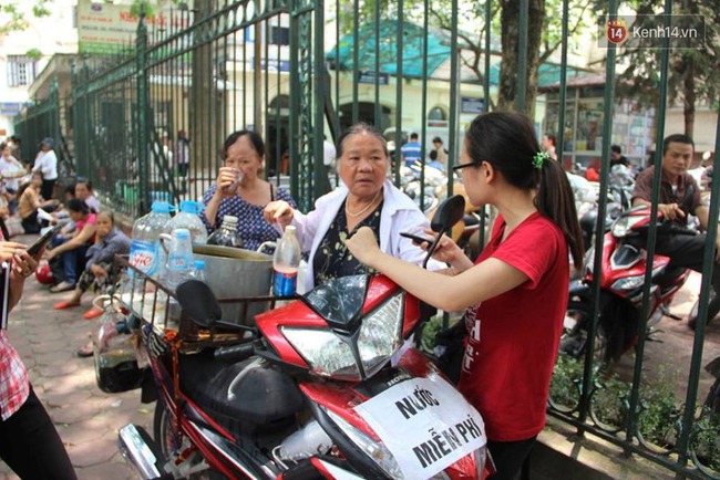 Người phụ nữ 68 tuổi suốt 3 năm nay ngày nắng phát nước vối, ngày mát phát quần áo miễn phí trước cổng viện K - Ảnh 7.