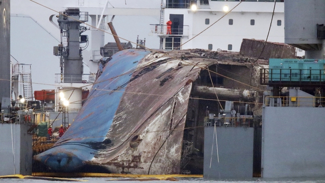 Ch&ugrave;m ảnh: Lạnh người với h&igrave;nh ảnh ph&agrave; Sewol gỉ s&eacute;t nghi&ecirc;m trọng sau 3 năm ch&igrave;m s&acirc;u dưới đ&aacute;y đại dương - Ảnh 14.