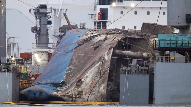 Chùm ảnh: Lạnh người với hình ảnh phà Sewol gỉ sét nghiêm trọng sau 3 năm chìm sâu dưới đáy đại dương - Ảnh 14.