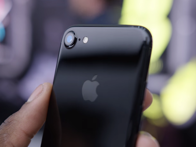 Điện thoại iPhone 7 Plus đen bóng của bạn đã bị hư hỏng và bạn đang cần tìm kiếm một thiết bị mới? Chúng tôi có đầy đủ các tùy chọn cho bạn! Xem hình ảnh để tìm hiểu thêm về những chiếc iPhone 7 Plus đen bóng tuyệt vời này và chọn lựa trực tiếp từ tại cửa hàng chúng tôi.