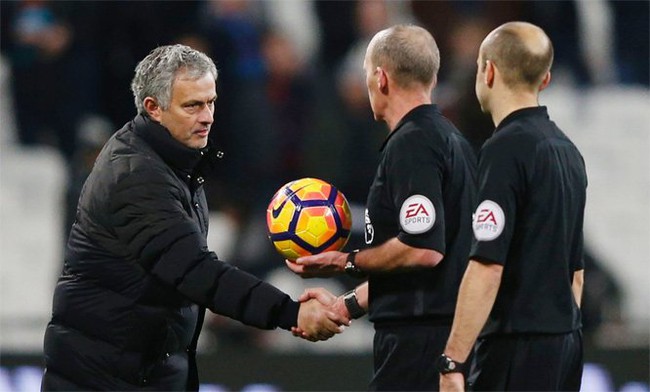 Man Utd hưởng lợi từ trọng t&agrave;i, Mourinho nh&uacute;n vai coi khinh - Ảnh 1.