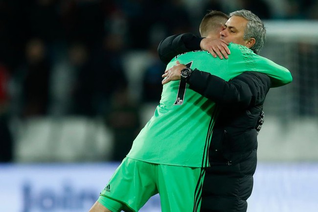 Man Utd hưởng lợi từ trọng t&agrave;i, Mourinho nh&uacute;n vai coi khinh - Ảnh 3.