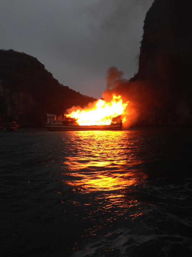 Quảng Ninh: Tàu du lịch chở 21 người bất ngờ bốc cháy trên vịnh Hạ Long - Ảnh 2.