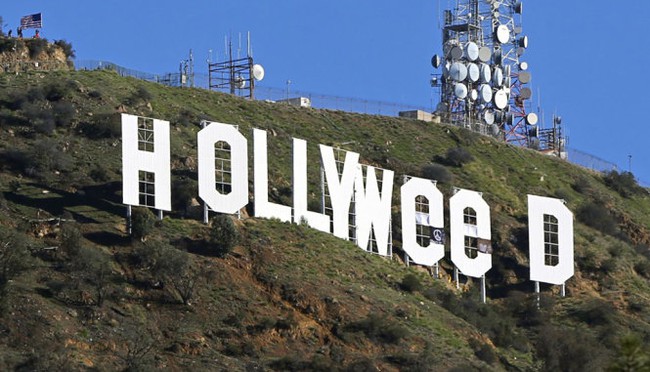 Tác giả đổi Hollywood thành Hollyweed đến đồn cảnh sát tự thú  - Ảnh 1.