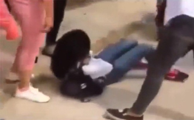 Nữ sinh bị chửi, đ&aacute;nh v&igrave; thử đồ nhưng kh&ocirc;ng mua ở chợ Xanh kh&ocirc;ng d&aacute;m ra đường nhiều ng&agrave;y - Ảnh 1.